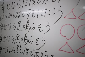 幸せなら手をたたこうに合わせてハンドベルやボディーパーカッションを行いました。