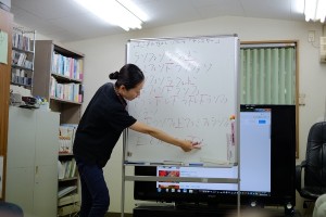 先生がもみじの唄をドレミに書き出してます。