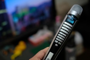 カラオケは家庭用のものをつかいます。