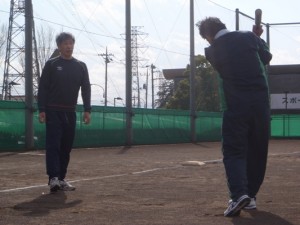 野球が得意な利用者さんと職員でみなさんにバッティングを教えています。