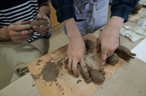 先生の丁寧な教えで作っていきます。